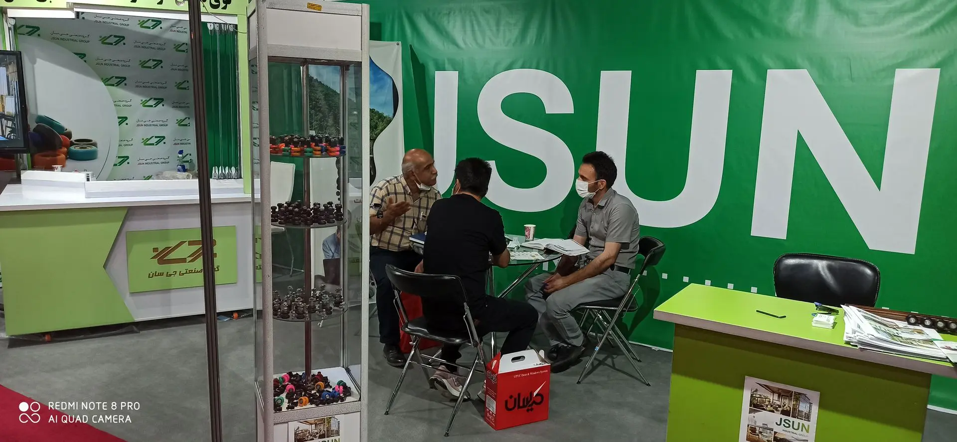 ویترین یراق آلات جی‌سان در نمایشگاه